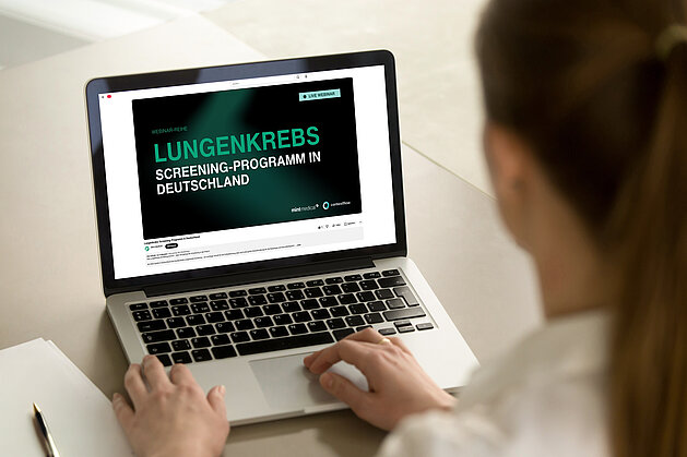 Woman watching the Mint Medical and contextflow webinars on lung cancer screening in Germany on Youtube