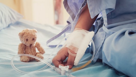 Kinderkrebspatient:in in Behandlung auf dem Krankenhausbetteness